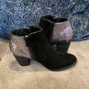 “WANTED” SPARKLE BACK ANKLE BOOTIE in Black, Size 7